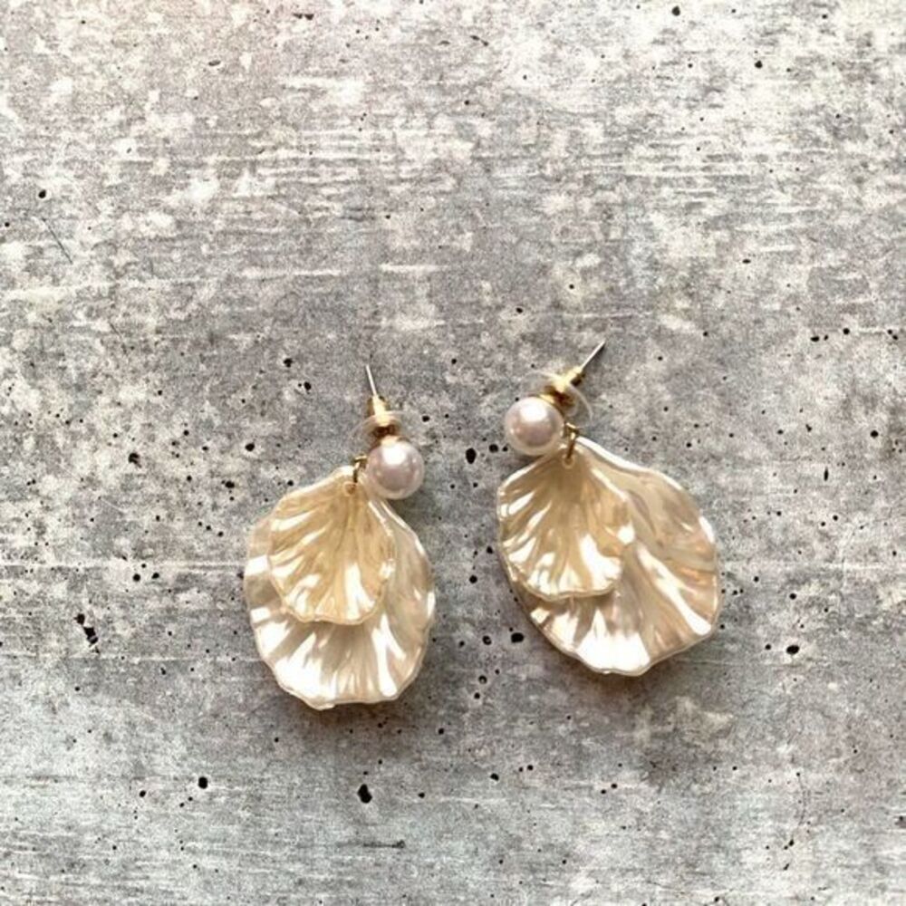 Leaf Faux Pearl Post Earrings NWOT
